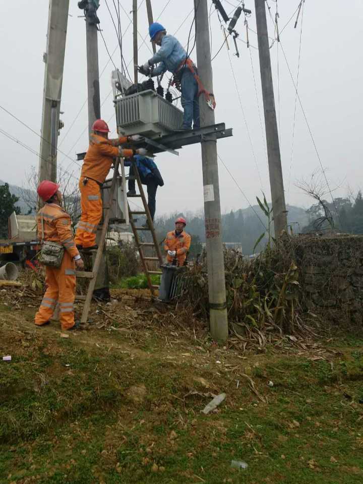 守護燈火，電力人在行動——松桃供電局一線員工春節(jié)保電側(cè)記