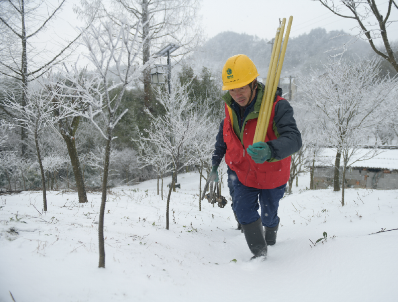 國網余姚市供電公司冰雪中的逆行者