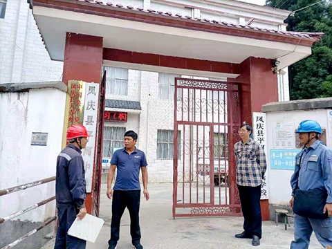 鳳慶供電局大寺供電所“中考前”認(rèn)真開展用電檢查