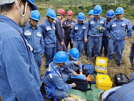 鳳慶供電局開展接地電阻儀、直流試送儀的培訓(xùn)