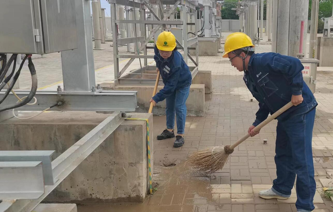 戈壁有雨，阿電人全力出擊保供電