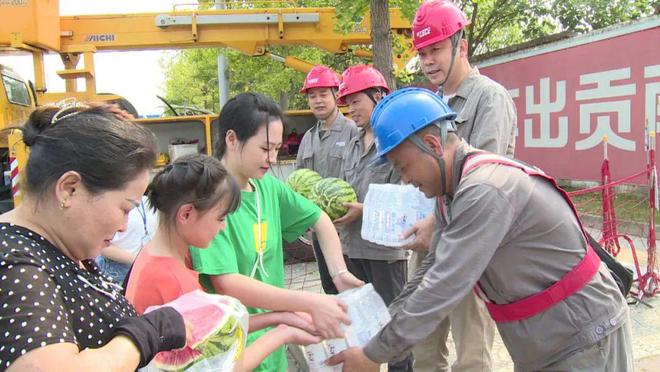 四川什邡：電力工人高溫保電忙，社區(qū)群眾熱情慰問表感謝