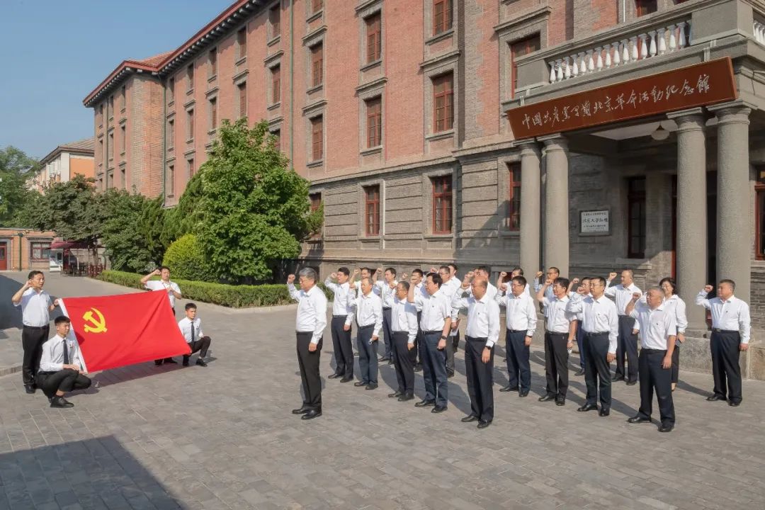 國(guó)家能源集團(tuán)黨組成員集體參觀學(xué)習(xí) “光輝偉業(yè)、紅色序章”主題展覽