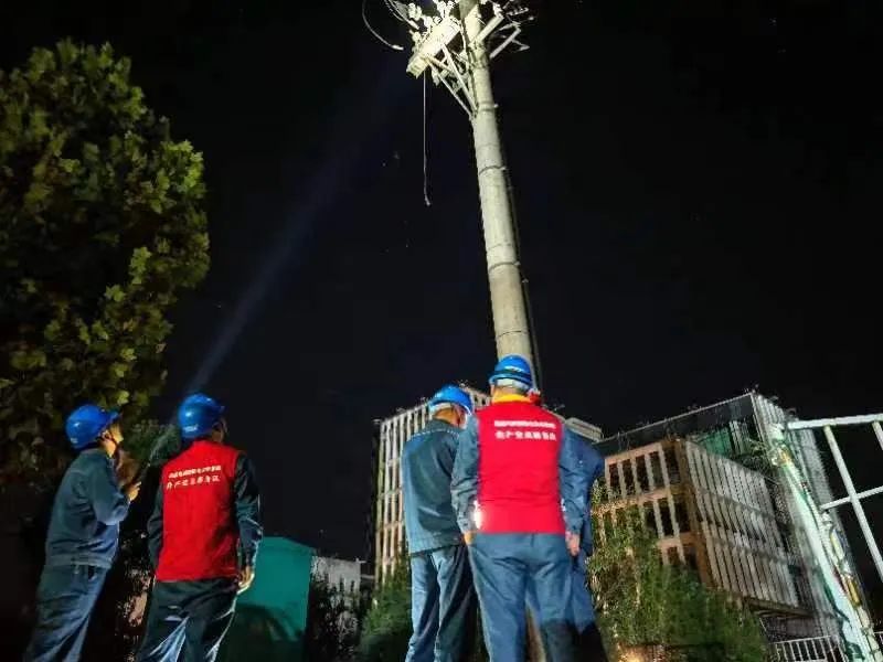 國網(wǎng)韓城供電公司全力應(yīng)對強(qiáng)降雨深夜“鏖戰(zhàn)”送光明