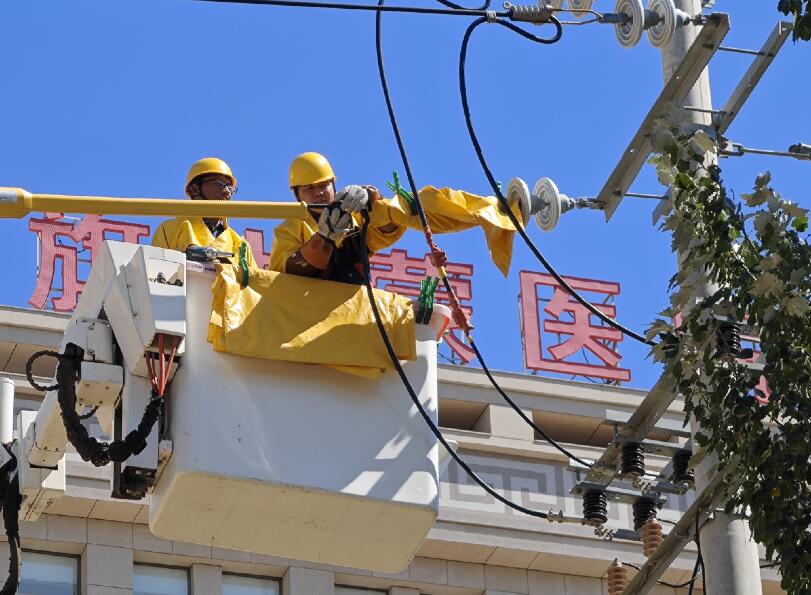 阿拉善供電公司迎夏峰帶電消缺，保醫(yī)電“汗”衛(wèi)民生