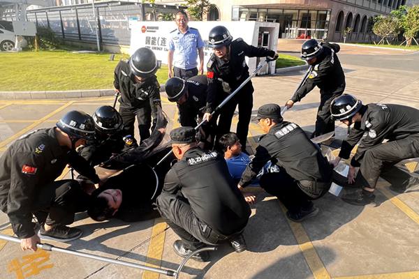 圖為保安隊組織開展專項防恐應急演練