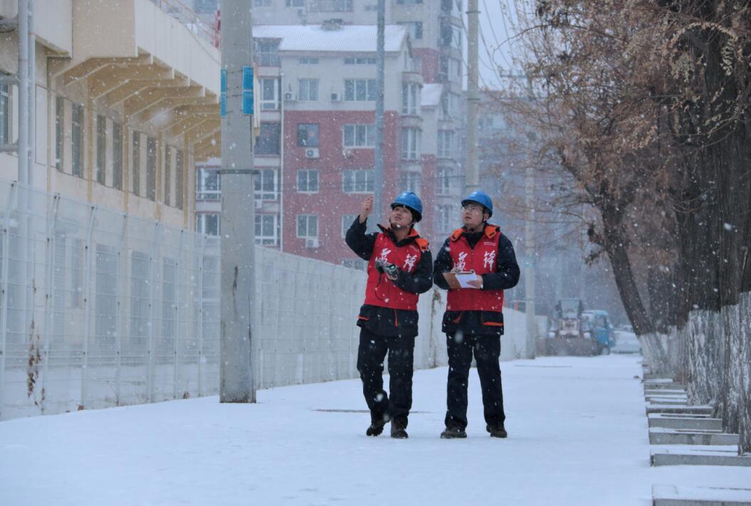 國網(wǎng)大石橋市供電公司：戰(zhàn)風(fēng)雪斗嚴(yán)寒 特巡保供護(hù)民生