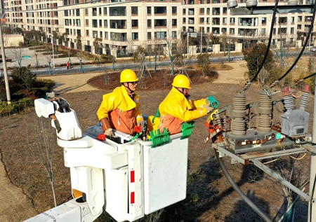 國(guó)網(wǎng)江蘇電力睢寧供電公司帶電消缺保春節(jié)可靠供電