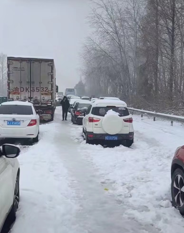 湖北凍雨暴雪導(dǎo)致高速公路堵塞，電動(dòng)汽車(chē)再現(xiàn)“趴窩”