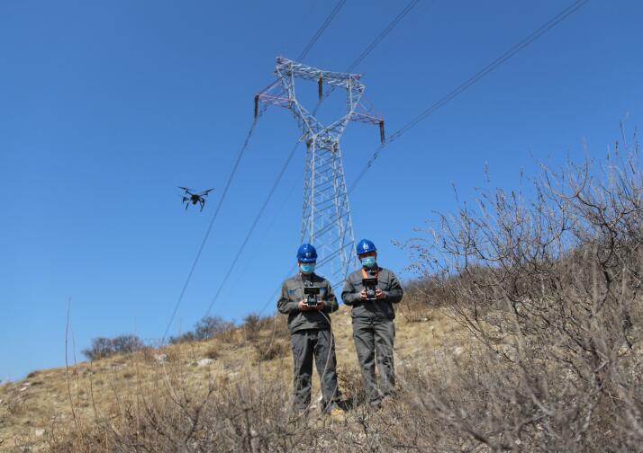 無人機“智能把脈”為電網(wǎng)春檢“添翼”