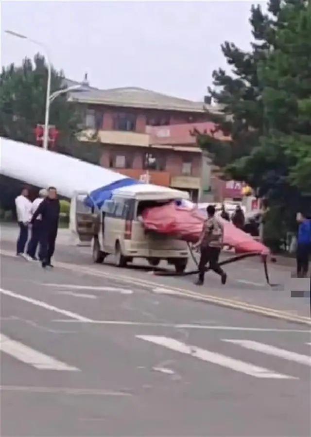 黑龍江一面包車被風(fēng)電機(jī)葉片刺穿，知情人：車上載有7人