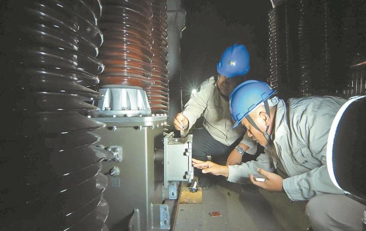 通宵鏖戰(zhàn)更換500千伏變電站電壓互感器