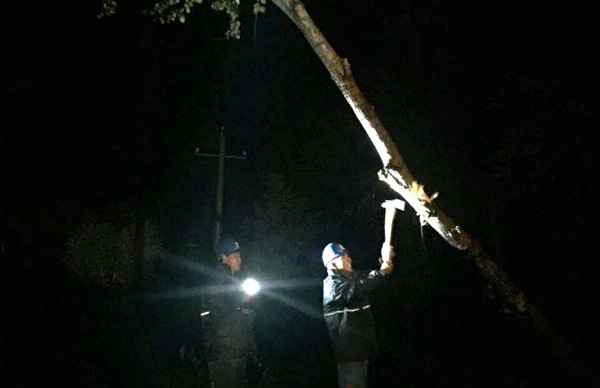 西寧公司快速反應 全力搶修因暴雨受損線路