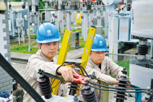 一專多能的藍領專家——記全國五一勞動獎章獲得者、安徽銅陵供電公司洪衛(wèi)華